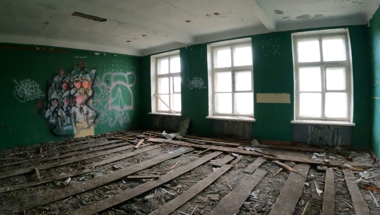 Граффити на стенах в заброшенной школе в Териберке