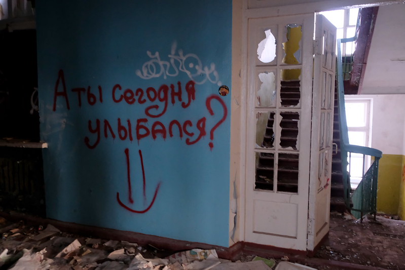 Заброшенная школа в Териберке